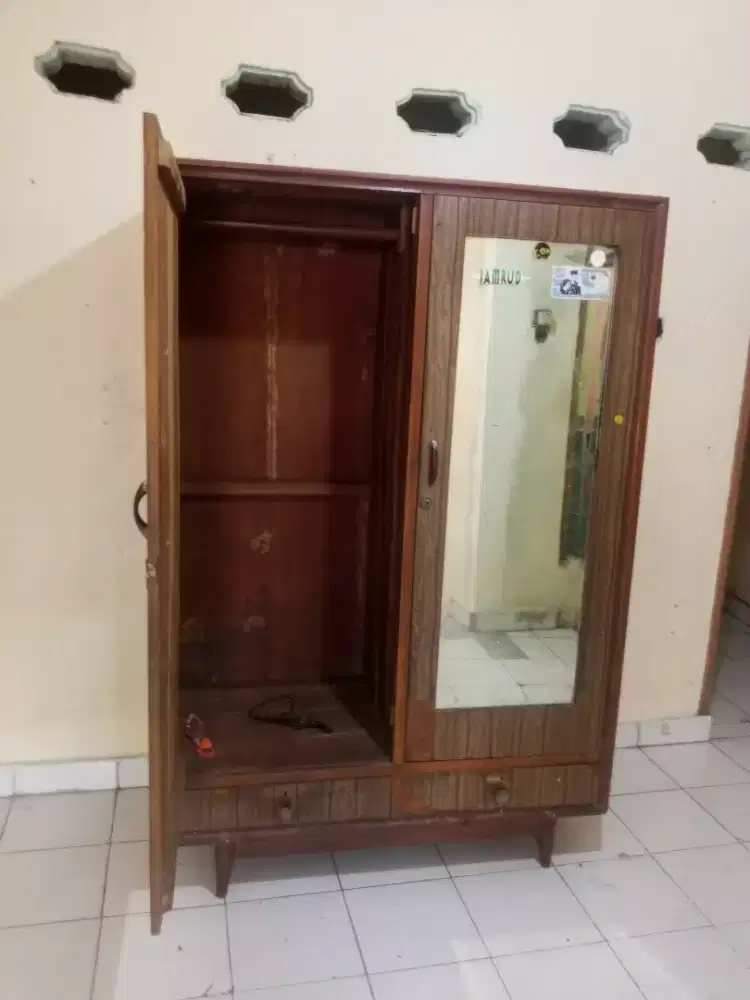 lemari jati 2 pintu +kaca + 2laci bawah KONDISI KOKOH