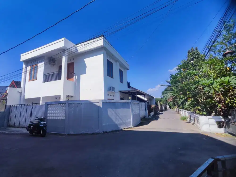 Rumah Sewa 4 Kamar Semi Furnished Dekat Amikom