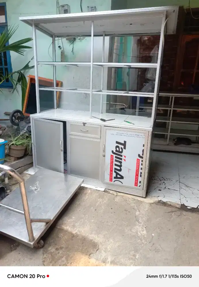 Etalase makanan bekas seperti baru