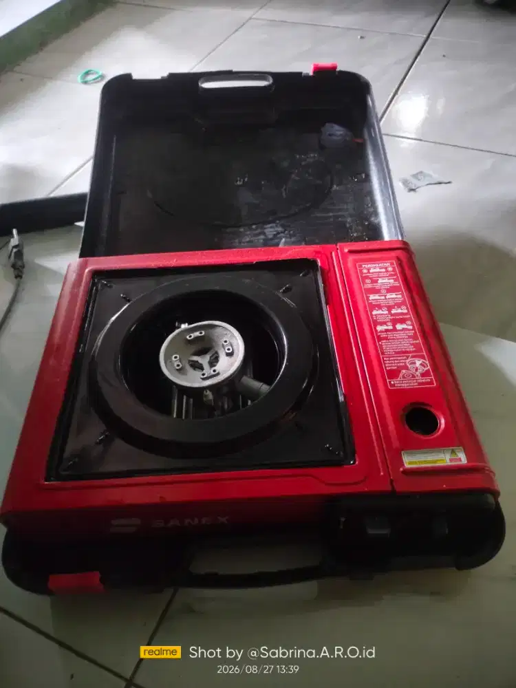 Kompor  gas portable lengkap satu set dgn kopernya msh baru .