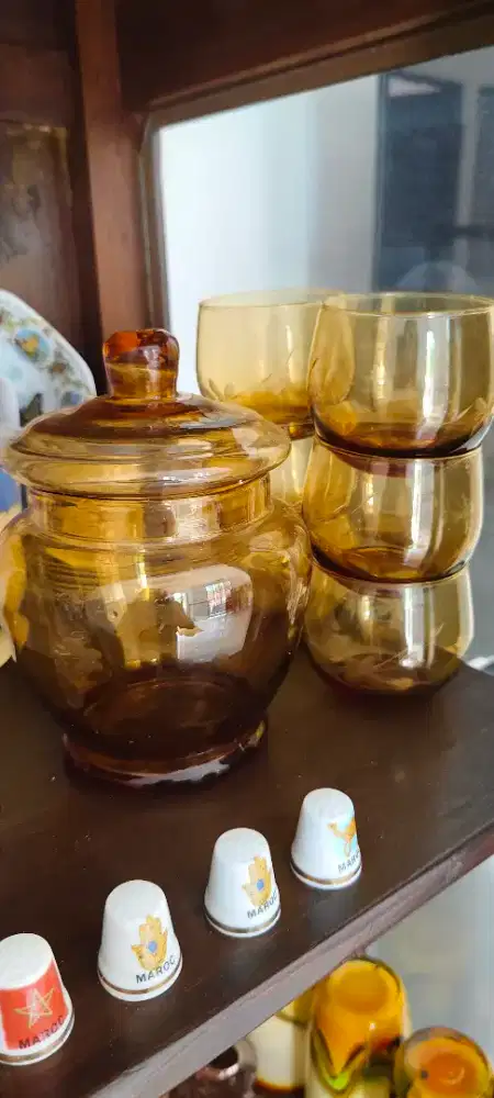 Set gelas dan toples kuno
