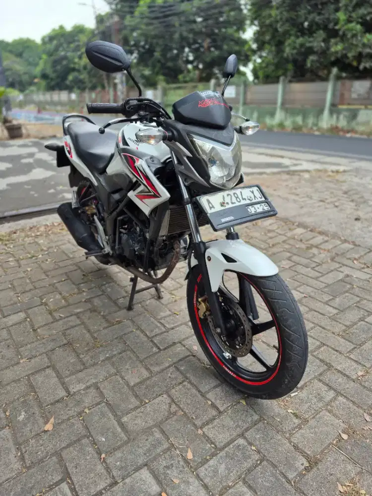Dijual Honda CB150R tahun 2014 surat lengkap mesin bagus