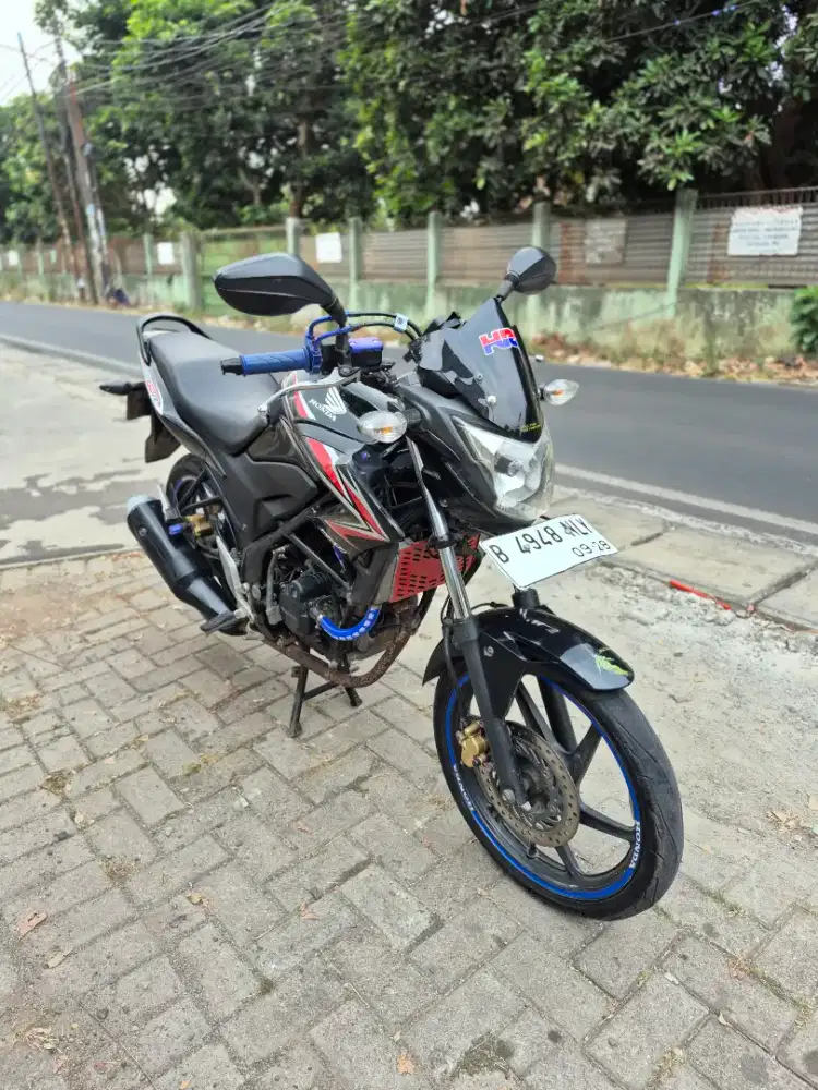 Dijual Honda CB150R tahun 2013 surat lengkap