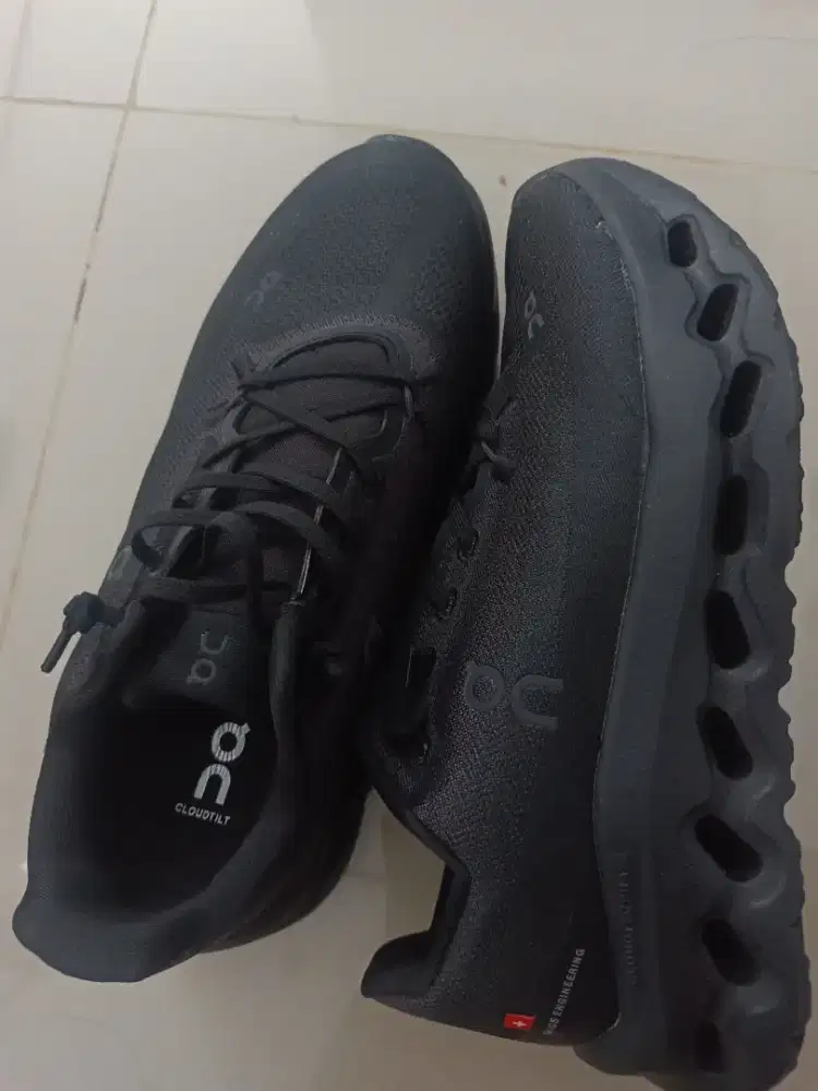 Sepatu on cloud size 37