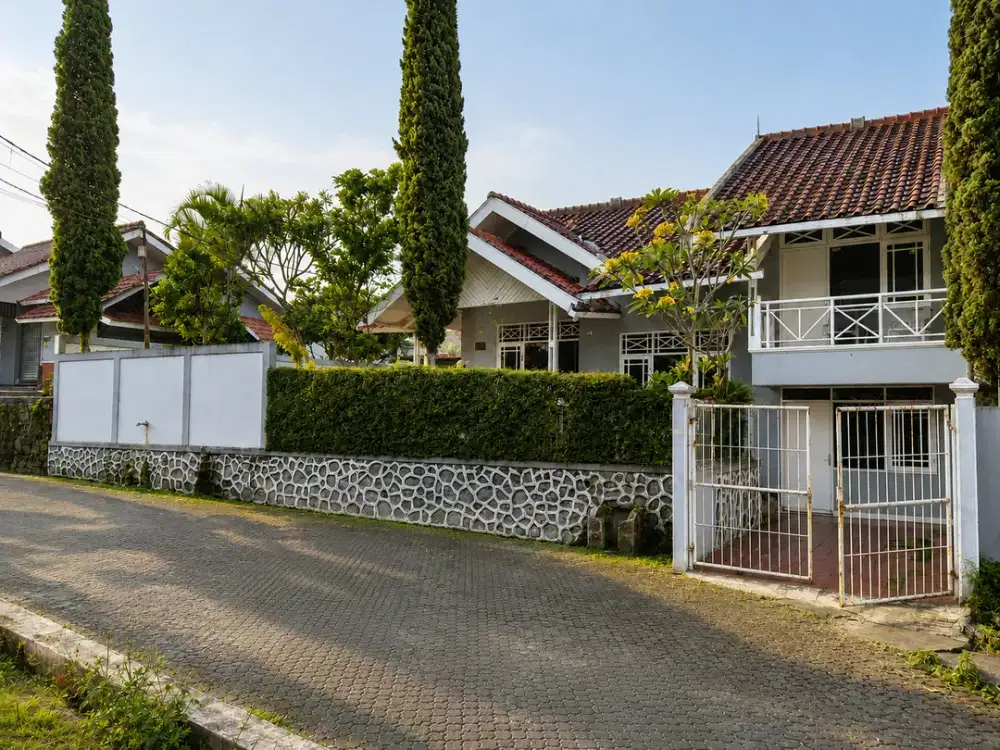 Villa 2 Lantai + Kolam Renang, Nyaman untuk Hunian & Investasi