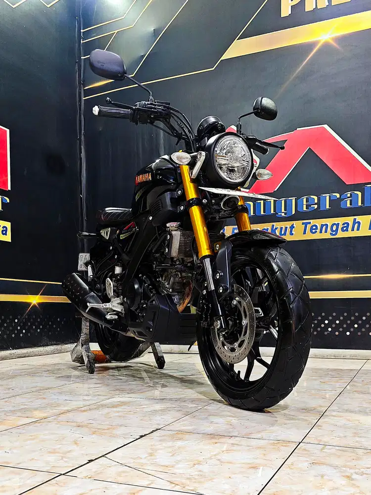 Yamaha XSR 155cc black Glosy Km.24rb muls gold. Anugerah motor rungkut