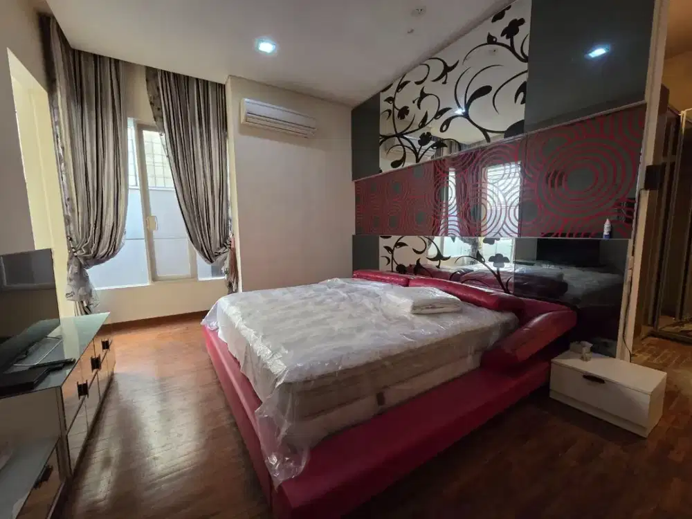 Rumah Pakuwon City  MINIMALIS STRATEGIS FURNISH  Garasi 1, carport 2, akses pembantu sendiri