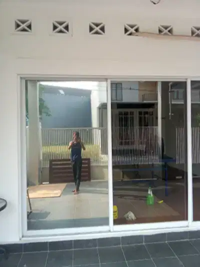 Ahlinya pasang kaca film oleh tenaga berpengalaman