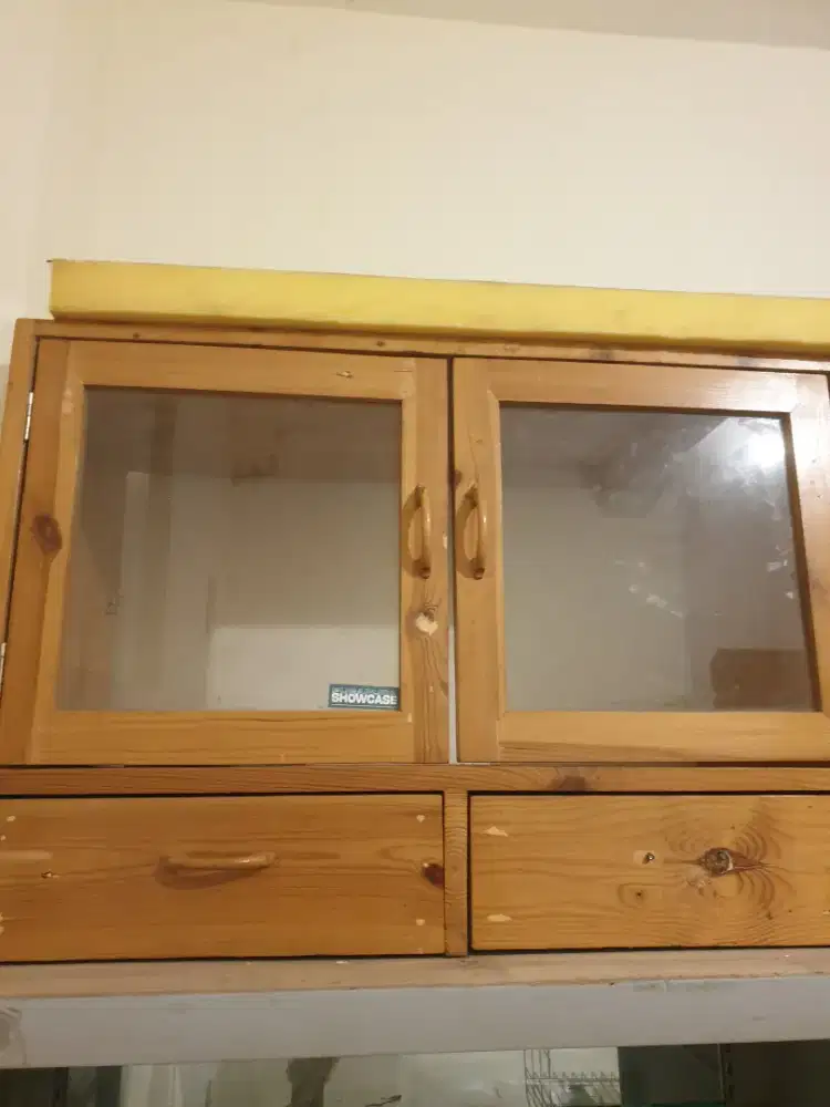 Etalase kayu dan kaca