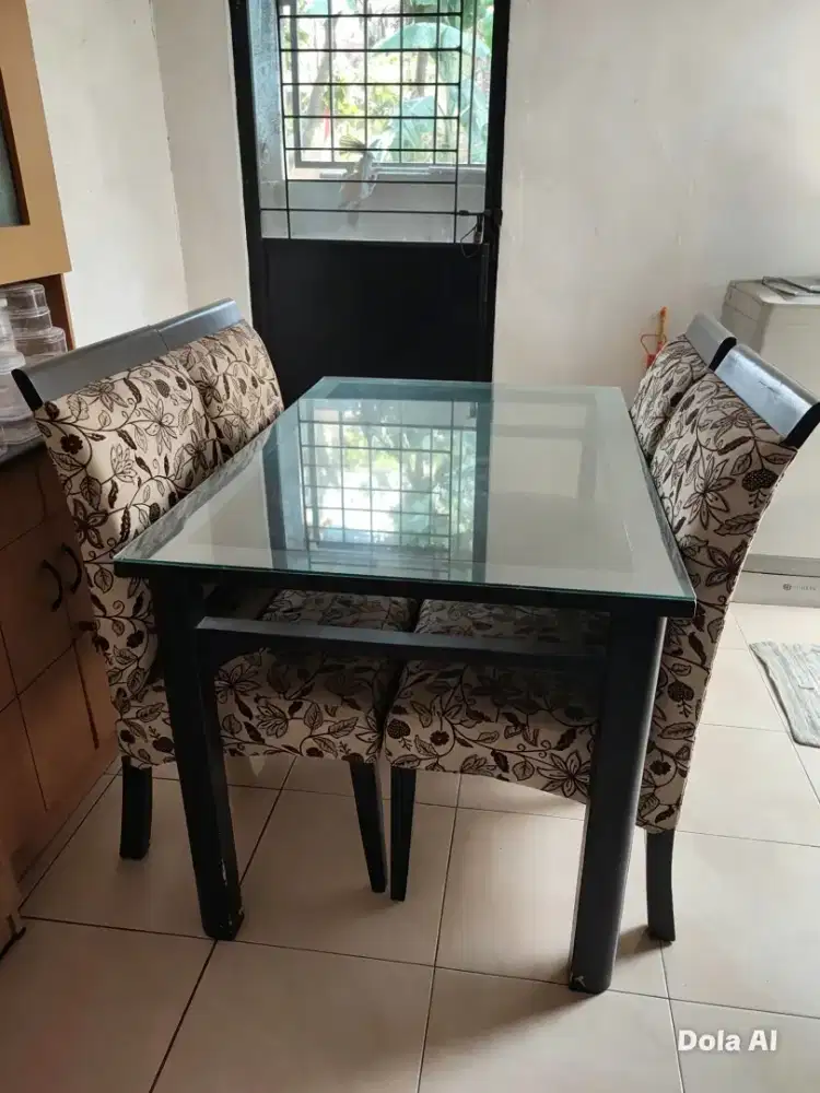 Meja Makan + 4 kursi