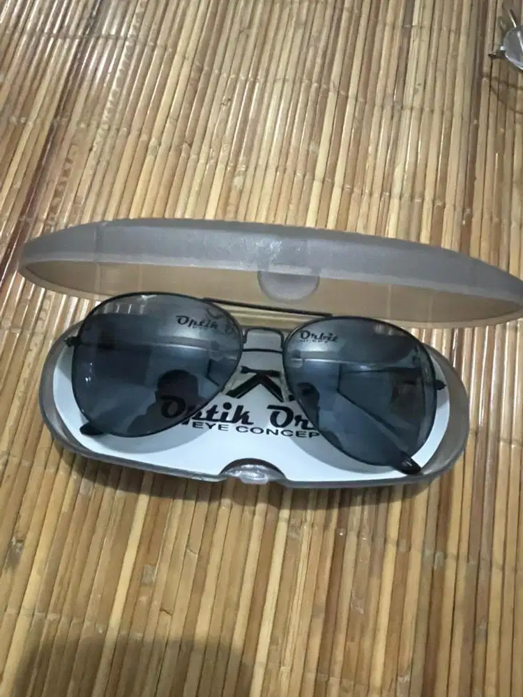 Kacamata pria hitam