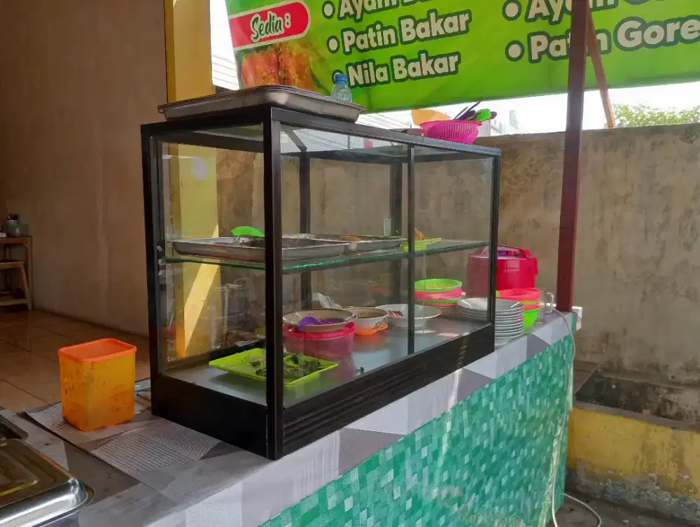 etalase meja kursi