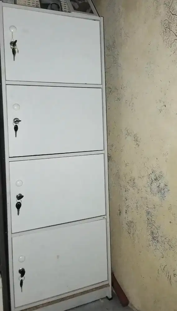 Lemari merek informa bekas