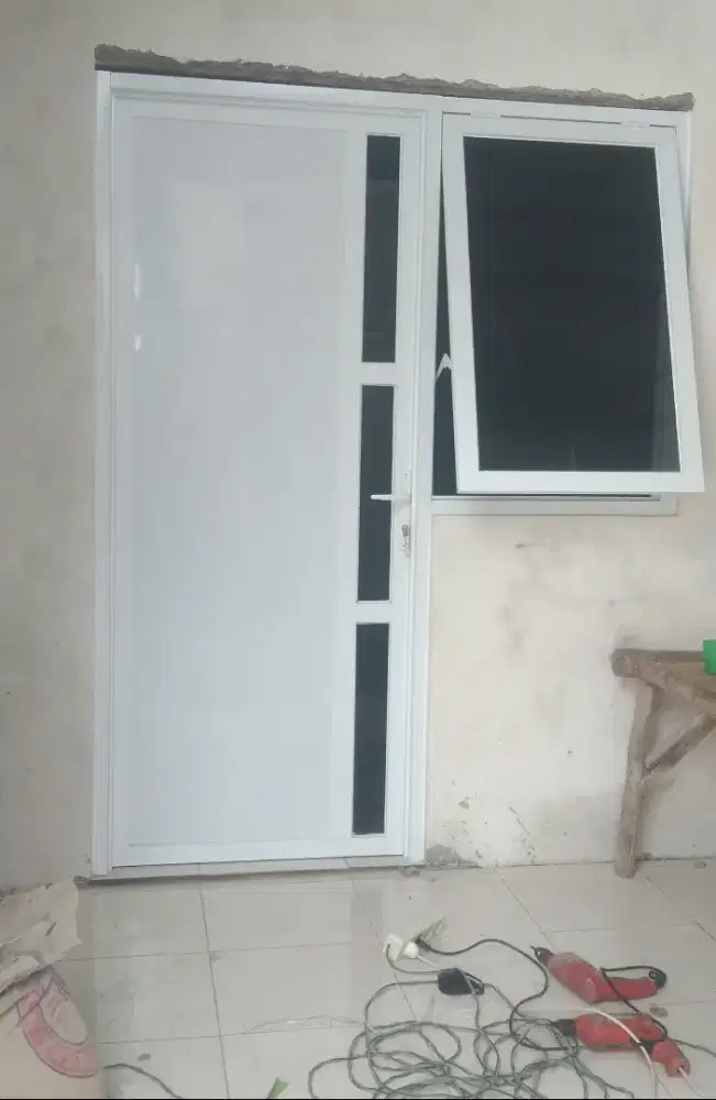 MENGERJAKAN PEMASANGAN KUSEN PINTU JENDELA PARTISI ALUMINIUM