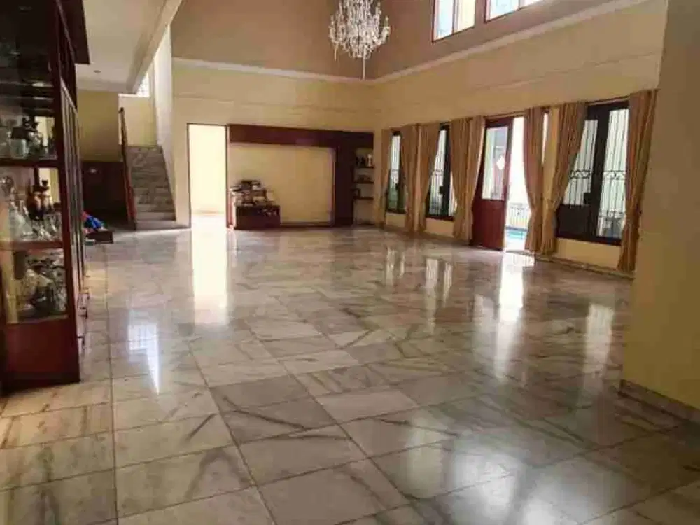 TURUN HARGA LAGI!! 
DI JUAL RUMAH DI JL. CILANDAK BARAT KOTA JAKARTA SELATAN
SHM 
Luas tanah : 887
Luas bangunan : 488
Berapa kamar 6+4
 kamar mandi  5+1
2 lantai 
Listrik 7700w 
Hadap : Timur
Parkiran & Carport : 8 mobil
Bentuk tanah di sertifikat : Pers