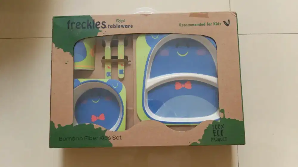 Feeding set tempat makan anak merk Freckles