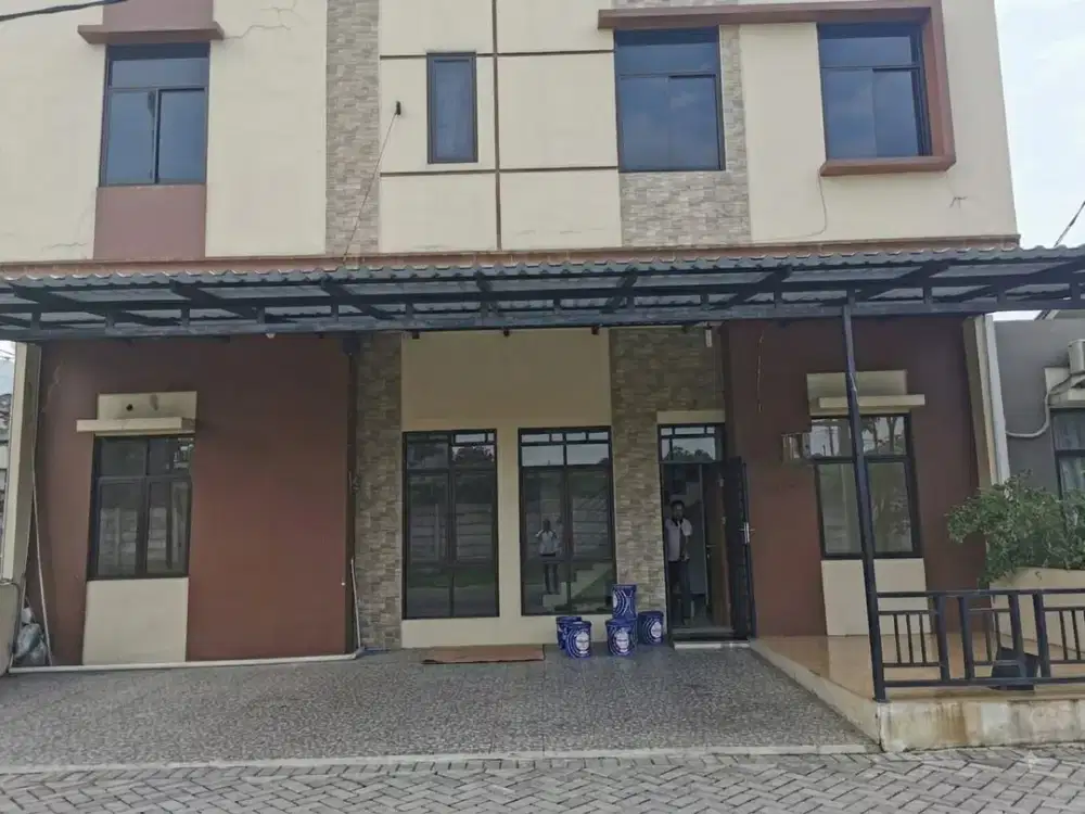 Rumah Besar Full Renov Depan Taman di Benevento Citra Raya