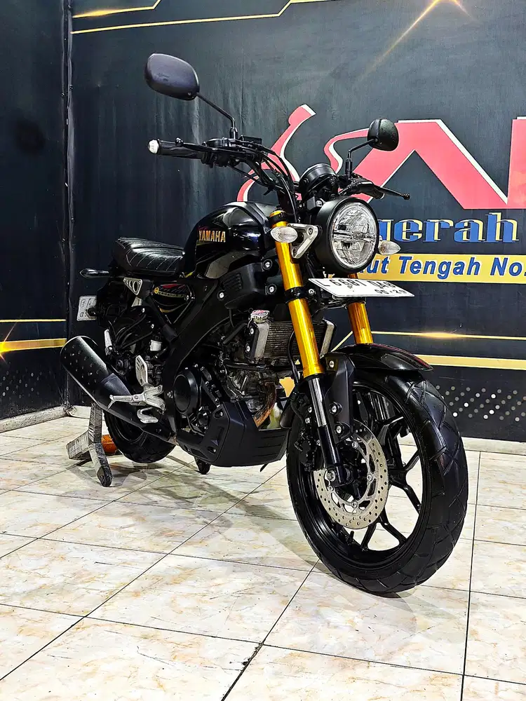 Yamaha XSR 155cc black Glosy Km.24rb muls gold. Anugerah motor rungkut