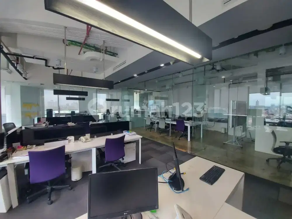 Ruang Kantor dengan Interiormewah Dioffice 88 Kota Kasablanka