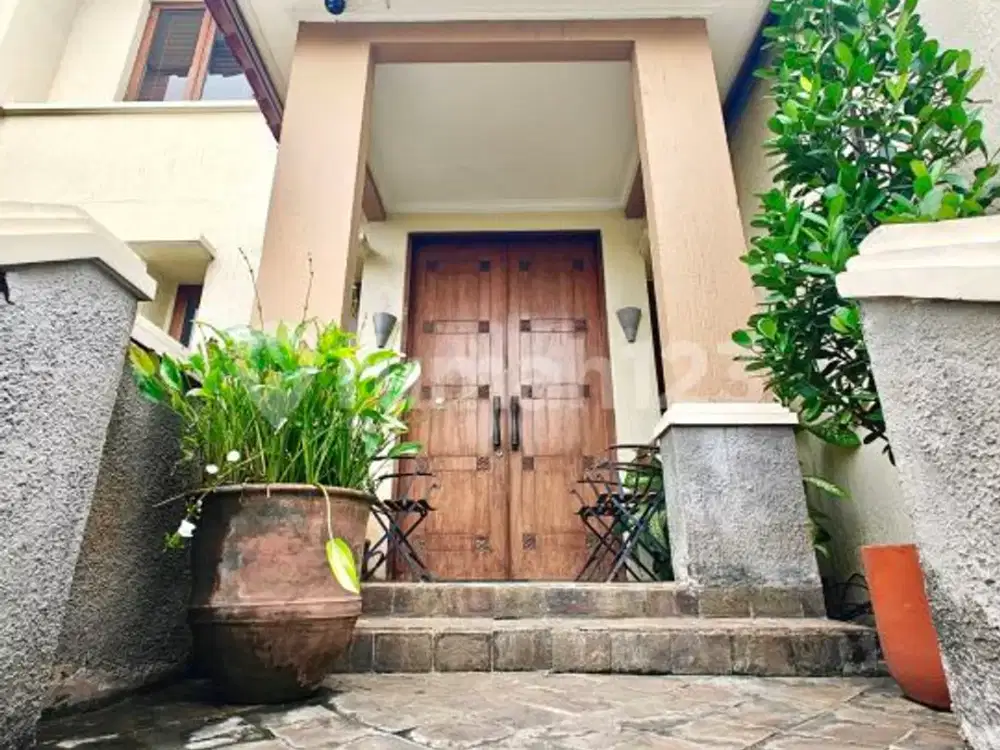 Rumah Mewah Mega Kebon Jeruk, Furnish Ada Kolam Renang