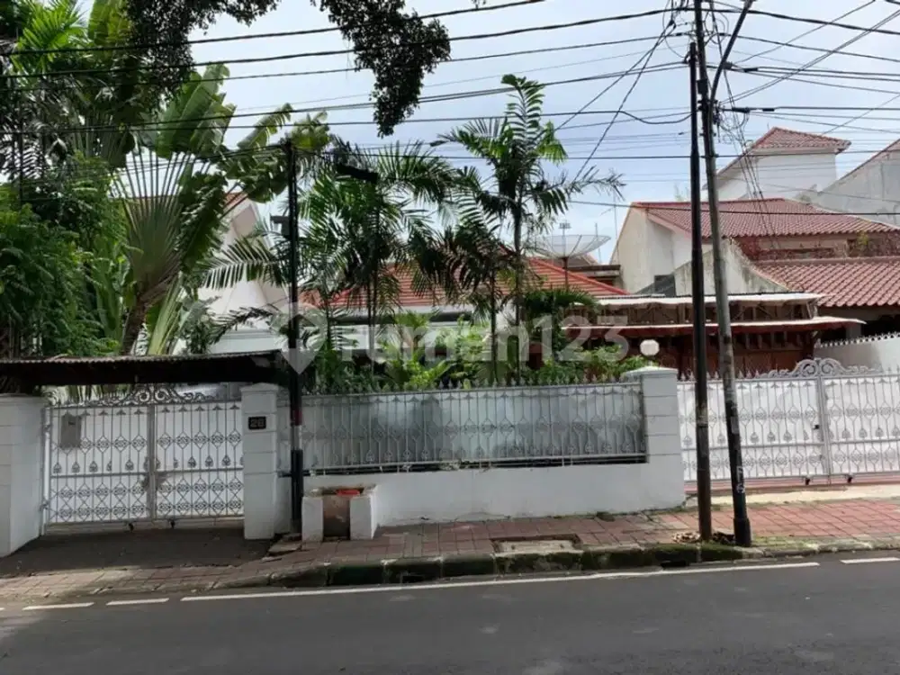 Rumah Tua 2 lantai, strategis, Menteng area, Jakarta Pusat