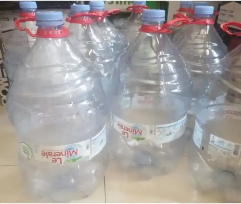 Galon kosong bekas air minum le minerale lemin bersih