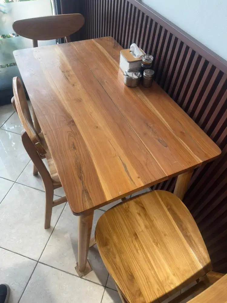 Dijual 1 set meja dan kursi