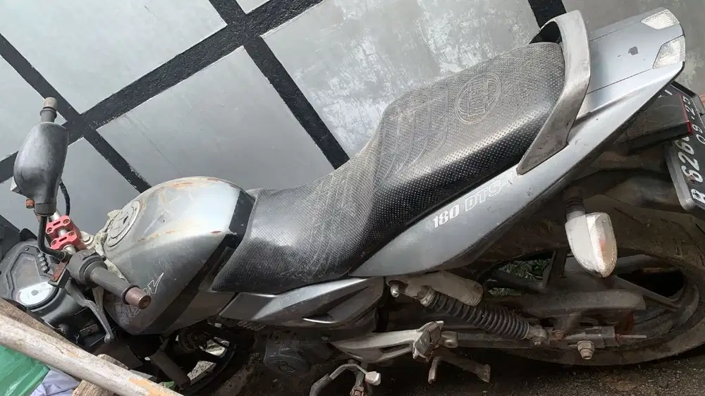 Dijual cepat motor pulsar harus di ganti plat kopling kaki lima nya