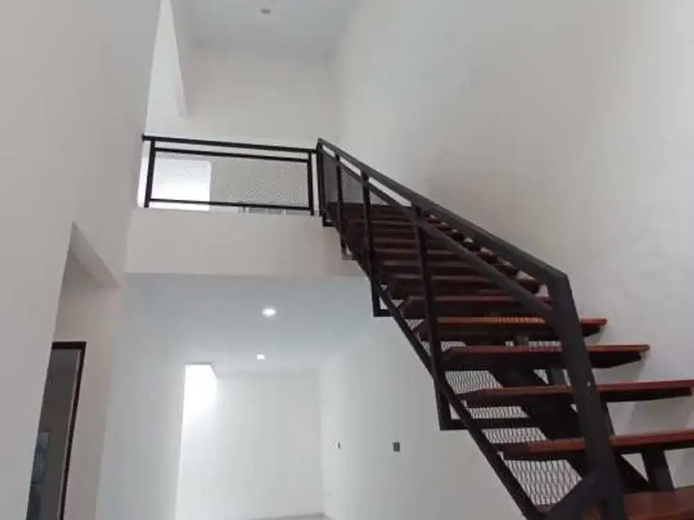 Turun Harga Rumah Brand New 2,5 Lantai di Delatinos BSD