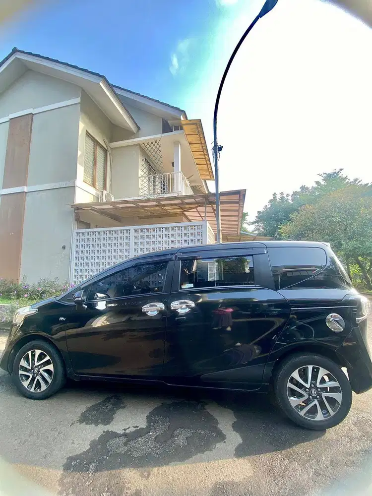 Toyota Sienta 1.5 V Bensin-AT