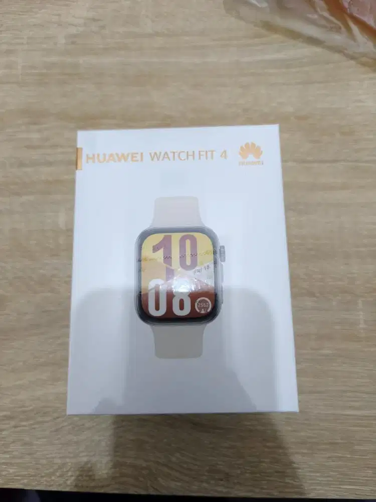 Watch fit 4 white  masih segel   Harga 1,5  lok kembangan utara jakbar