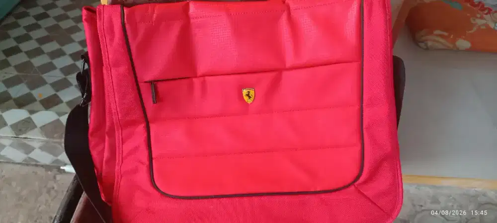 Tas merek Ferari