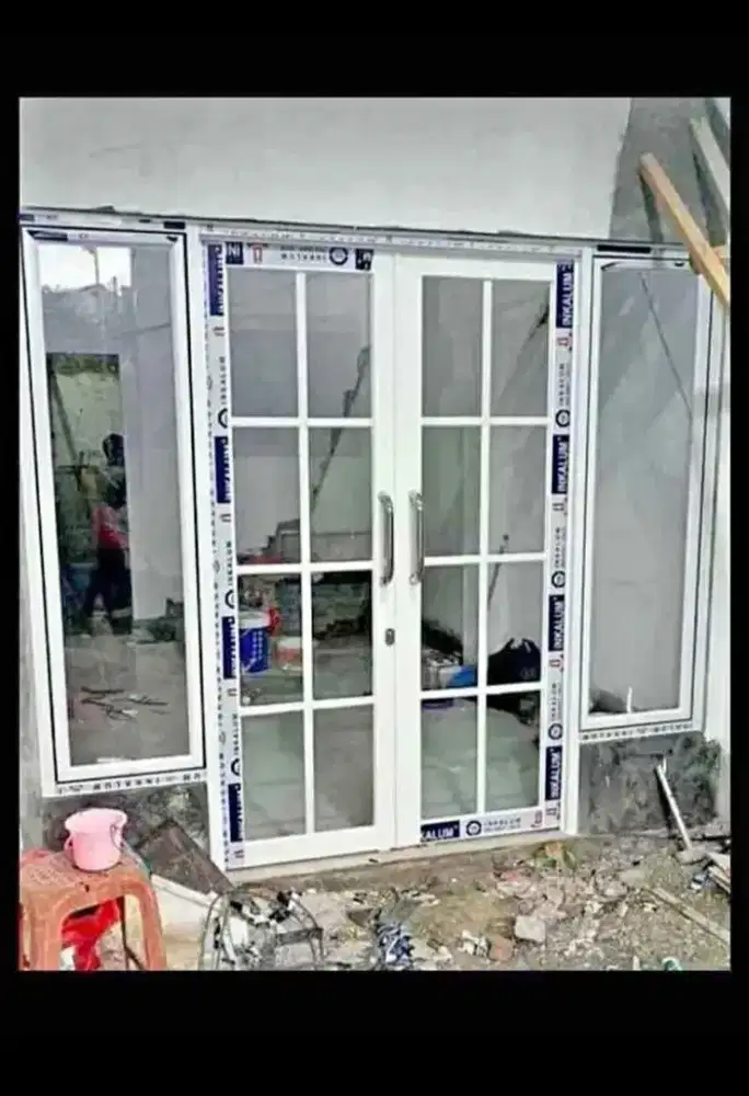 Pintu aluminium kaca model ornamen