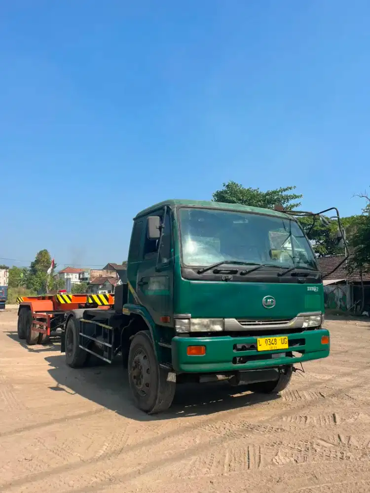 Jual head tractor nissan pk 260 ct tahun 2011 no ngobos dokumen hidup