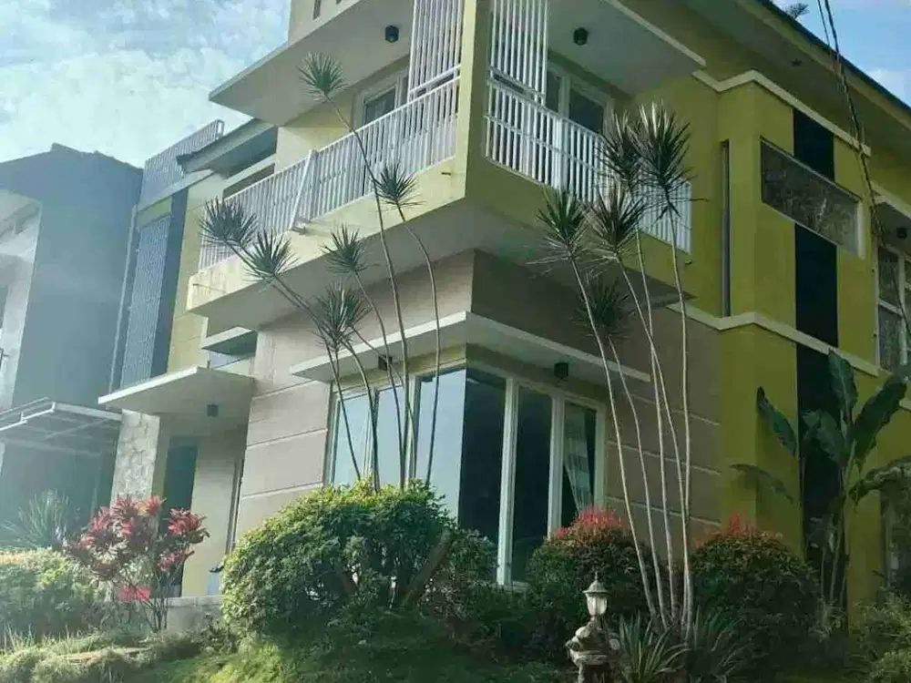 Villa 2 Lantai Ada Kolam Renang dan Semi Furnished Kusuma Pinus