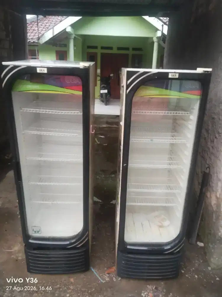 Di jual cepat showcase gea oval jumbo 5 rak plus antar