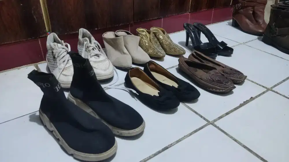 Sepatu dan sandal second