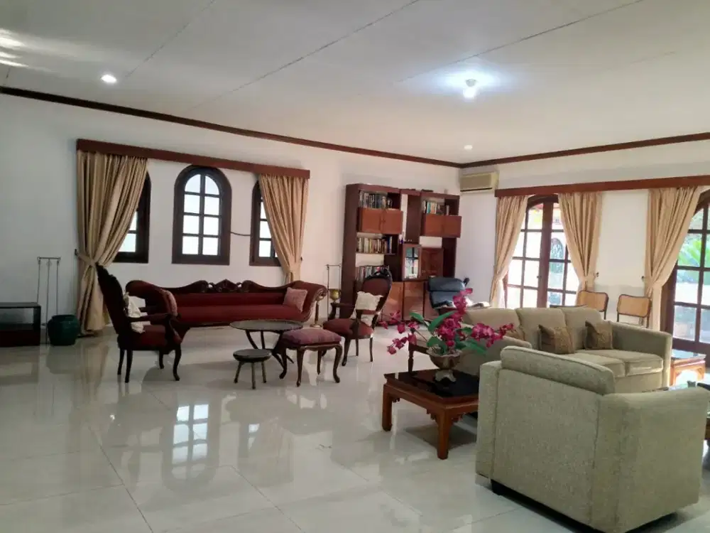 Rumah SHM Kebayoran Baru LT 915m² 8KT Kolam Renang