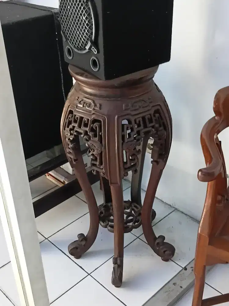 Meja pajangan bulat jati