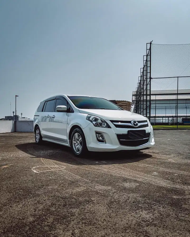 MAZDA 8 AT 2013 WHITE COLOUR GOOD CONDITION!