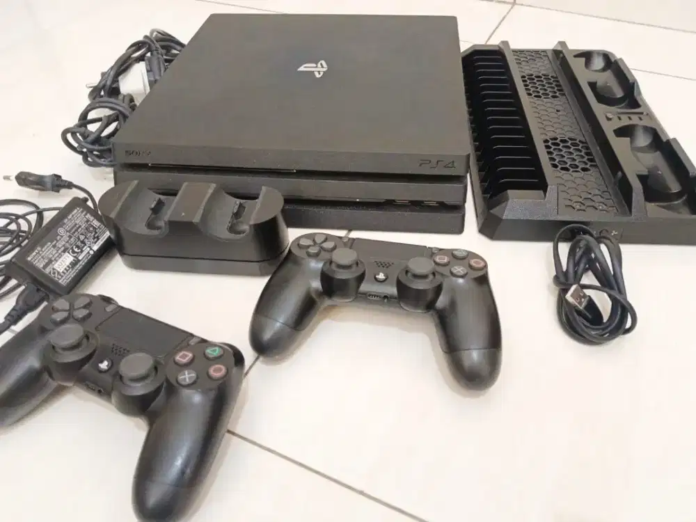 PS 4 PRO Original 1 Tera 2 stick 1 DVD game 1 Adaptor stick charger