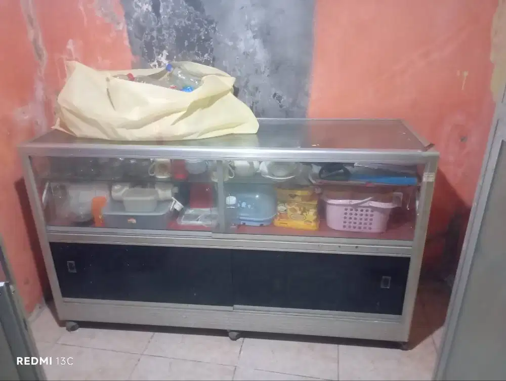 Dijual etalase bekas counter hp