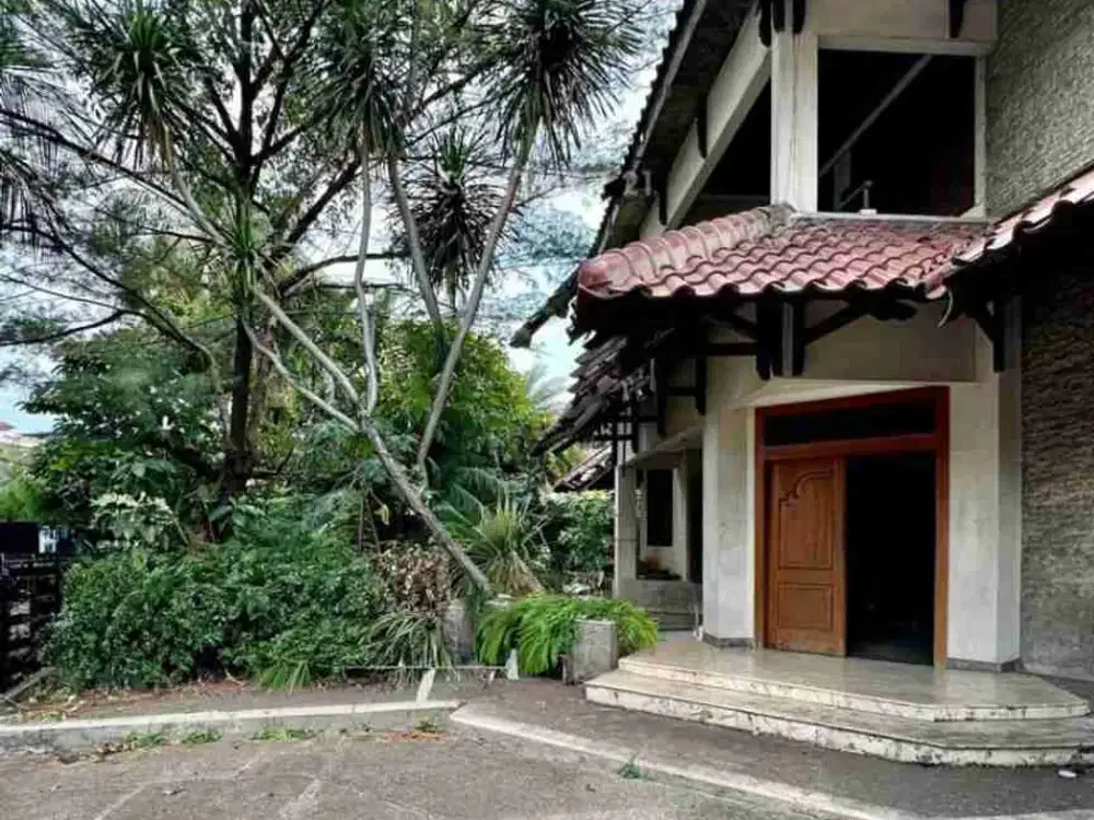 Dijual rumah perlu renovasi, berlokasi di dekat jalan utama