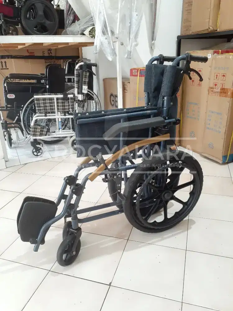 Kursi roda semi travelling bekas