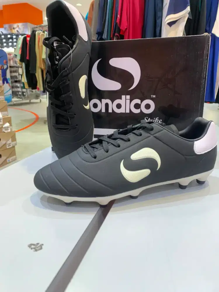 Sepatu bola Sondico