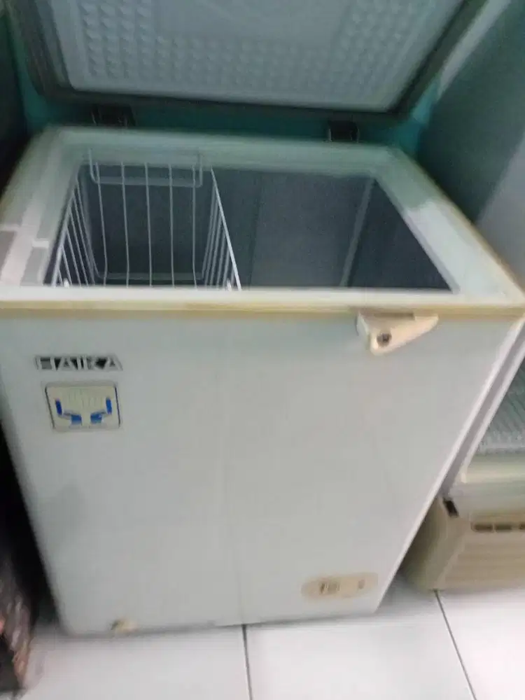 Jual cepat showcase dan freezer merk HAIKA