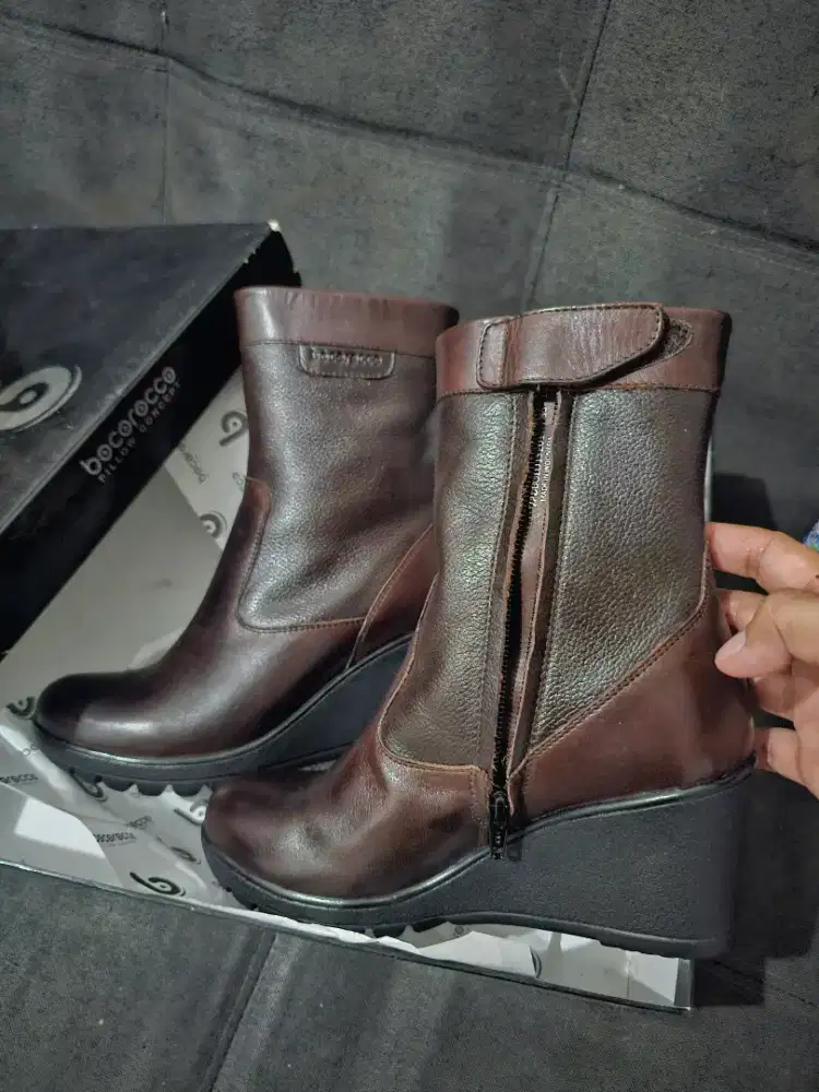 Dijual cepat sepatu masih baru belum pernah dipakai ori lengkap