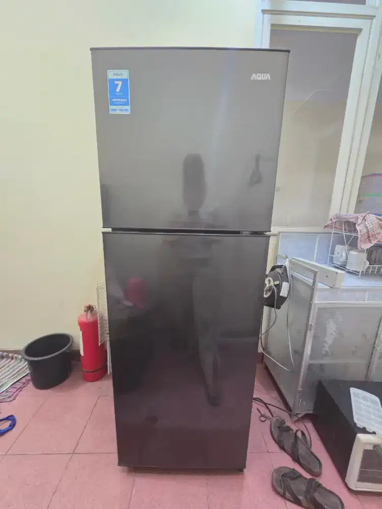 Kulkas 2 Pintu Aqua (Kondisi Mati/Bahan Servisan) Murah