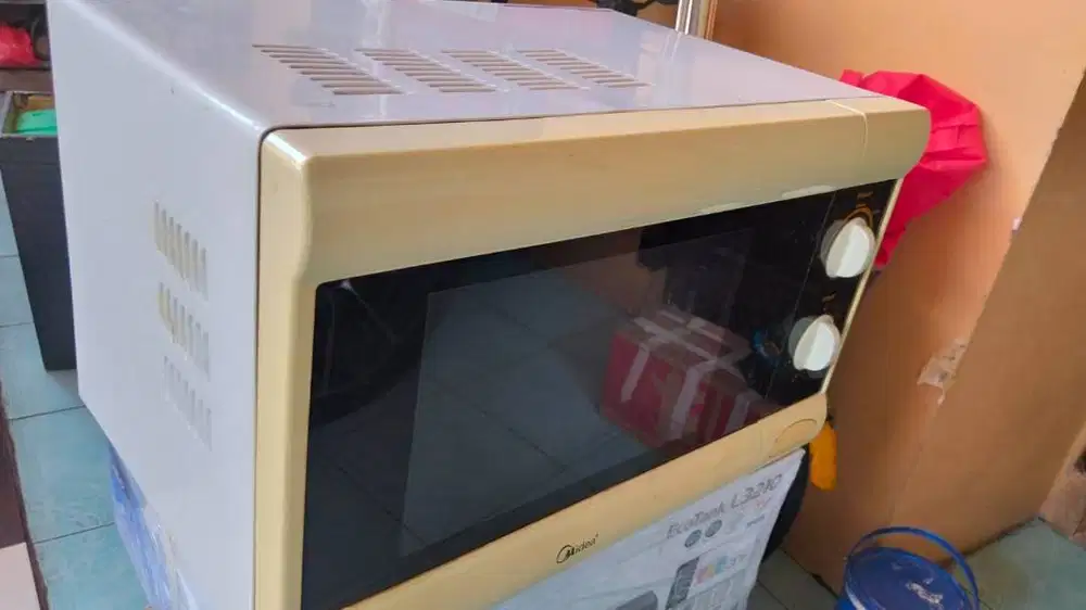 DIJUAL MICROWAVE MERK MIDEA