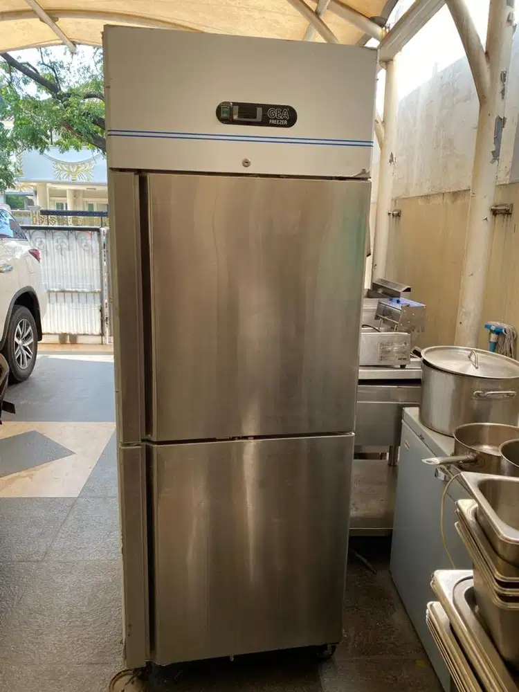 Upright Standing Freezer GEA like new murah